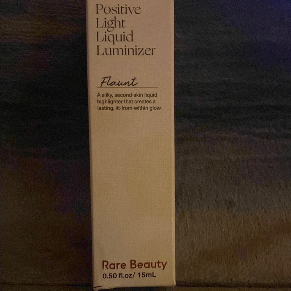 Rare Beauty Flaunt Liquid Luminizer in Gold